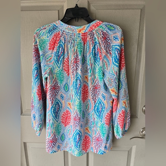 Lilly Pulitzer Elsa 100% Silk Top Let Minnow Sz S Popover Detail Logo Buttons - Picture 11 of 11